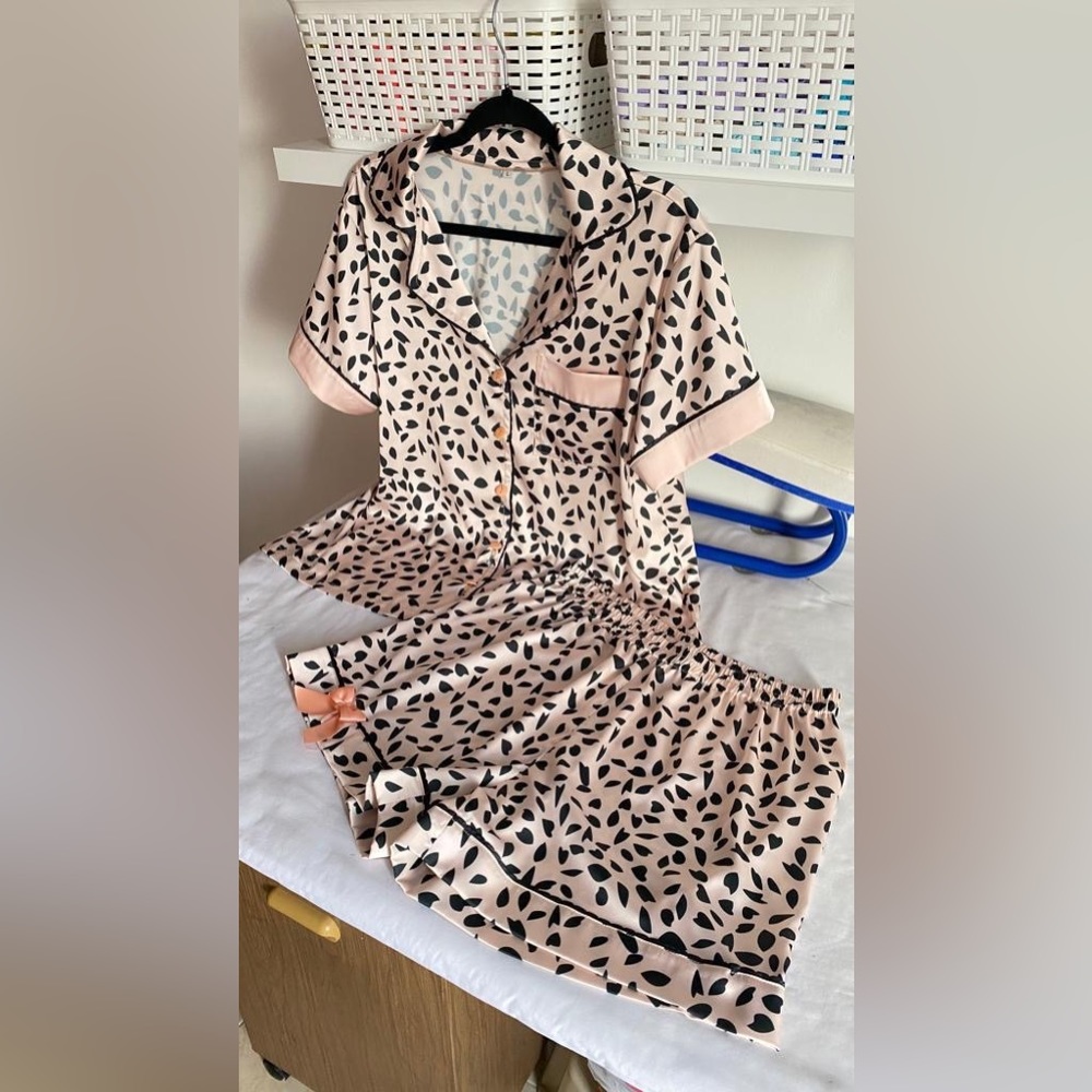 SOLD!!!Pijama in silk, new, unworn. Exclusive design